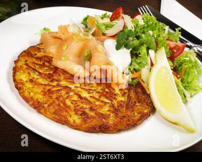 Smoled Lachs - Fisch Platte Stockfoto
