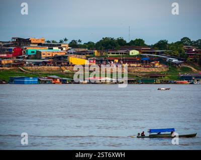 Santa Rosa, Peru, Blick auf Leticia - 22. September 2019: Schwimmende Häuser am Amazonas, während der Niedrigwassersaison, Amazonien. Wolkenstein an der Grenze zu Brasilien, Stockfoto