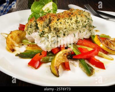 Roter Barsch auf Spargel und Pfeffer Stockfoto
