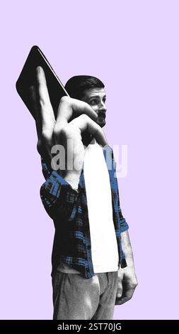 Mann, der das Telefon mit übergroßen Fingern hält und vor hellviolettem Hintergrund nachdenklich wegschaut. Konzeptuelle Kunstcollage. Stockfoto
