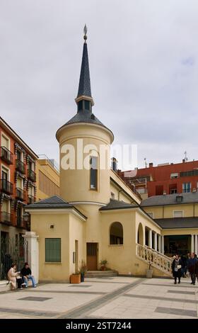 Turm im Antiquitätenladen Galerias Piquer Anticuarios auf einem Platz am Straßenmarkt El Rastro im Stadtzentrum Madrid Spanien Europa Stockfoto