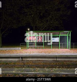 Eine abendliche Bushaltestelle mit lebhaften politischen Graffitis, die Gedanken und Emotionen IN HANNOVER weckt Stockfoto