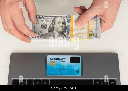 Bild von Draufsicht mit 100-Dollar-Scheinen auf der Tastatur. Schnelles Geld online. Nebenjob. Profitables Internetgeschäft. Der Freiberufler hat Dolla verdient Stockfoto