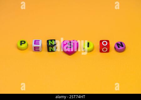Lebendige Anordnung von Buchstabenperlen, die das Wort „Pension“ bilden, mit einem Herzsymbol vor gelb-oranger Kulisse, Ruhestand und Finanzsicherheit Stockfoto