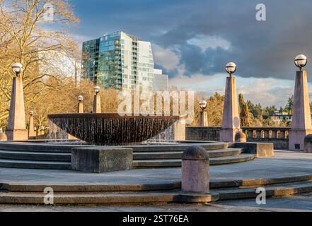 Ein Brunnen im Bellevue City Park in Bellevue, Washington. Stockfoto