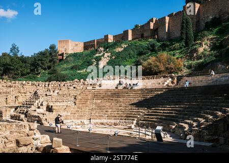 Teatro Romano de Málaga (römisches Theater Málaga) mit dem Pasarela-mirador de la Alcazaba dahinter Stockfoto