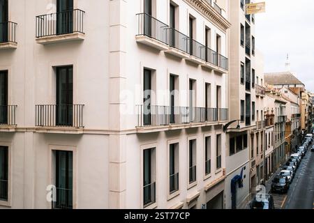 Architektonische Elemente von Gebäuden in Malaga, Spanien Stockfoto