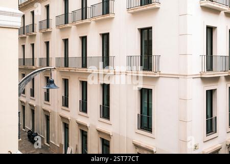 Architektonische Elemente von Gebäuden in Malaga, Spanien Stockfoto