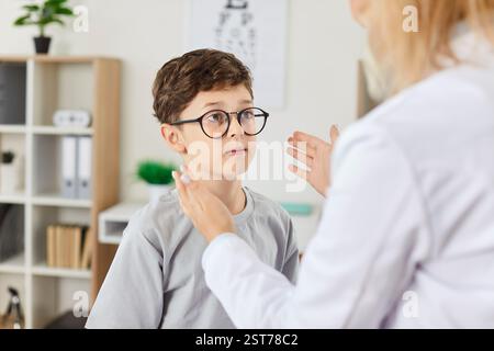 Augenarzt untersucht Jungen in der Klinik, Nahaufnahme Stockfoto