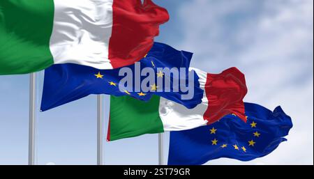 Nationalflaggen Italiens, die an einem klaren Tag mit den Fahnen der Europäischen Union im Wind winken. 3D-Darstellung. Gewelltes Material Stockfoto