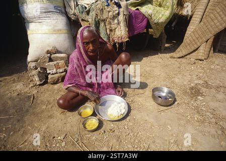 Eine alte Dame isst Essen, Zyklon in Orissa, Indien November 1999 KEIN MR Stockfoto