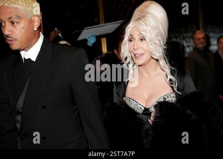 NEW YORK, NEW YORK – 16. FEBRUAR: Cher und Alexander Edwards kommen am 16. Februar 2025 in New York City vor dem „SNL50: The Anniversary Special“ an. Das Paar, bekannt für seine stilvollen Auftritte, wurde vor der mit Spannung erwarteten Veranstaltung, die fünf Jahrzehnte von „Saturday Night Live“ feierte, beim Rockefeller Center beobachtet. Der mit Sternen besetzte Abend brachte einige der größten Namen der Unterhaltung zusammen, um das Erbe der legendären Sketch-Comedy-Show zu ehren. (Foto: Giada Papini Rampelotto/EuropaNewswire). Stockfoto