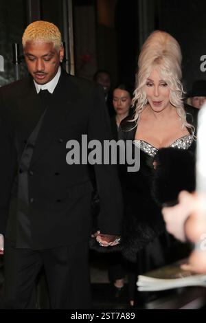 NEW YORK, NEW YORK – 16. FEBRUAR: Cher und Alexander Edwards kommen am 16. Februar 2025 in New York City vor dem „SNL50: The Anniversary Special“ an. Das Paar, bekannt für seine stilvollen Auftritte, wurde vor der mit Spannung erwarteten Veranstaltung, die fünf Jahrzehnte von „Saturday Night Live“ feierte, beim Rockefeller Center beobachtet. Der mit Sternen besetzte Abend brachte einige der größten Namen der Unterhaltung zusammen, um das Erbe der legendären Sketch-Comedy-Show zu ehren. (Foto: Giada Papini Rampelotto/EuropaNewswire). Stockfoto