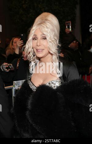 NEW YORK, NEW YORK – 16. FEBRUAR: Cher und Alexander Edwards kommen am 16. Februar 2025 in New York City vor dem „SNL50: The Anniversary Special“ an. Das Paar, bekannt für seine stilvollen Auftritte, wurde vor der mit Spannung erwarteten Veranstaltung, die fünf Jahrzehnte von „Saturday Night Live“ feierte, beim Rockefeller Center beobachtet. Der mit Sternen besetzte Abend brachte einige der größten Namen der Unterhaltung zusammen, um das Erbe der legendären Sketch-Comedy-Show zu ehren. (Foto: Giada Papini Rampelotto/EuropaNewswire). Stockfoto