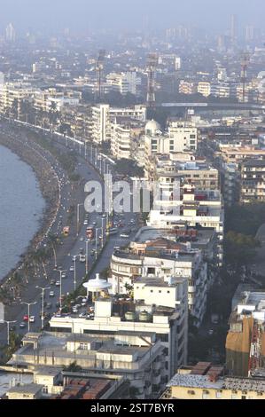 Eine Luftaufnahme der Königin der Halskette entlang der Küste des Arabischen Meeres in der Stadt Bombay, jetzt Mumbai, in Maharashtra, Indien, Asien Stockfoto