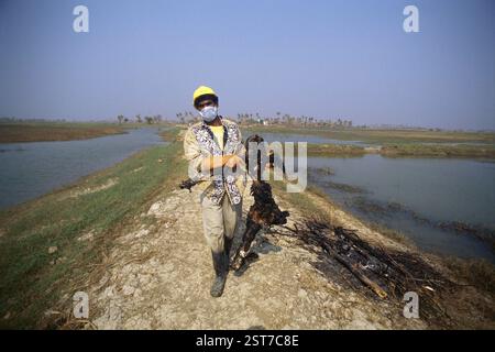 Rettungsmann mit Leiche, Zyklon in Orissa, Indien, November 1999 Stockfoto