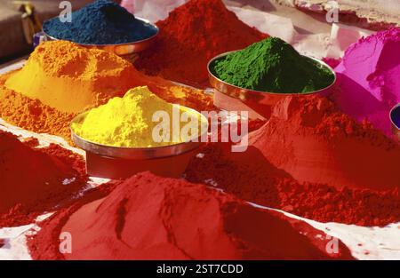 Haufen von gulal oder Rangoli auf Holi-Fest Stockfoto