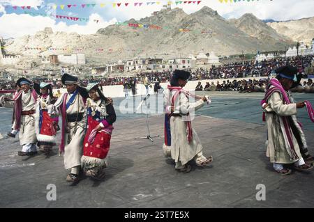 Die Dorfbewohner von Sheynam spielen Volkstanz des ladakh Festivals, ladakh, leh, Jammu und Kaschmir, indien Stockfoto