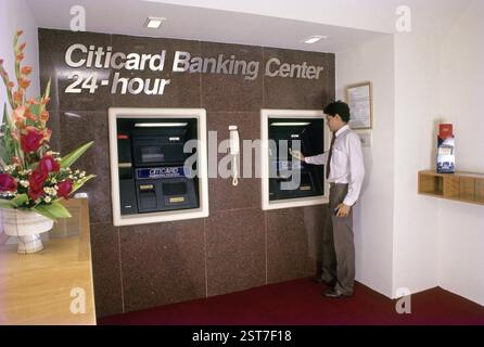 Man Geld Abheben aus Geldautomaten Stockfoto