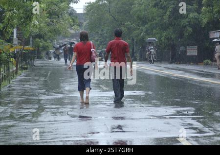 Zeigt ein Paar, das am regnerischen Tag auf der Straße läuft, Monsun, Weltrekordregen in Thane, Maharashtra, Indien, Asien Stockfoto