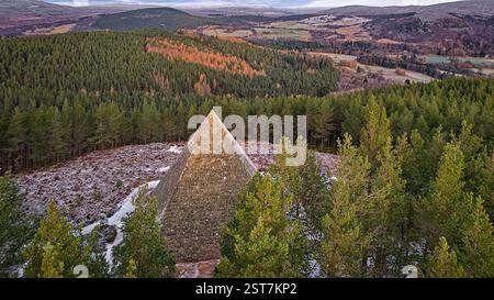 Prince Albert's Cairn ein pyramidenförmiges Cairn Balmoral Estate Aberdeenshire Schottland im Winter Stockfoto