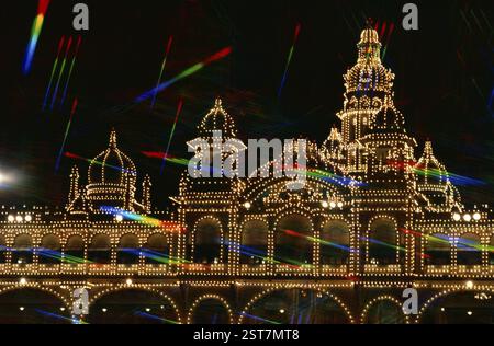 Beleuchtete Mysore Palace, Mysore, Karnataka, Indien, Asien Stockfoto
