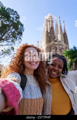 Zwei glückliche Touristen machen ein Selfie mit sagrada familia im Hintergrund an einem sonnigen Tag. Stockfoto