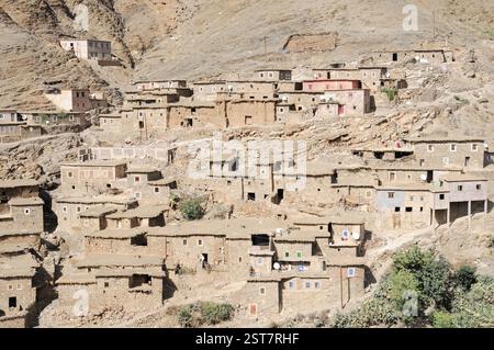 Am Tichka Pass, Col du Tichka, 2260 m, Marokko, Afrika, Steinsiedlung am Berghang mit mehreren traditionellen Häusern in einer trockenen Umgebung, ON Stockfoto