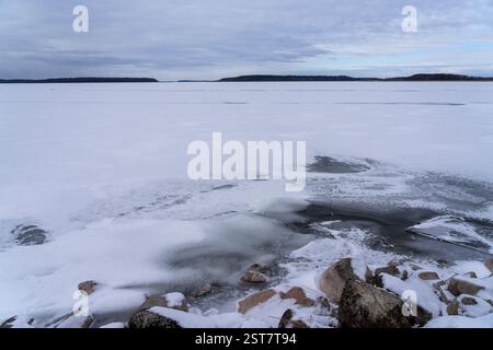 See Seksty im Winter. Masurische Landschaft in Polen, Dorf Karwik im Pisz-Gebiet. Stockfoto