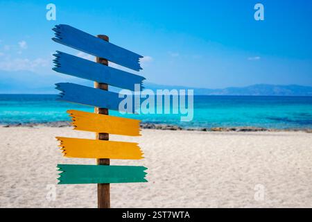 Hölzerne Schilder am Strand. Leere hölzerne Schilder am tropischen Paradies Strand. Reise- und Abenteuerkonzept. Stockfoto