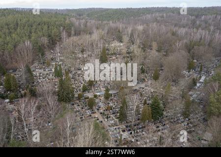 Aus der Vogelperspektive auf einen Friedhof inmitten eines Waldes mit Gräbern und Bäumen. Der Witomino-Friedhof ist die älteste und größte Nekropole in Gdynia. Der Zemeter Stockfoto