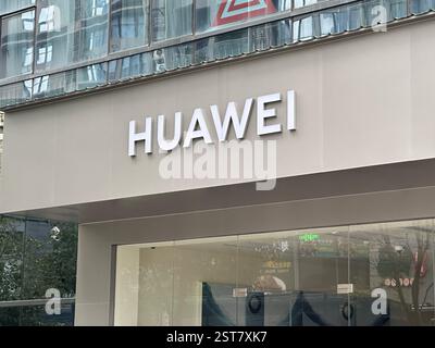 Nanning, China - 15. Februar 2024, Huawei Store. Stockfoto