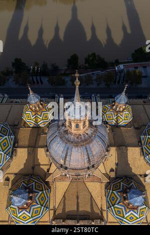 Blick aus der Vogelperspektive auf die Basilika unserer Lieben Frau von der Säule und ihre Silhouette reflektiert auf dem Ebro Fluss, Saragoza, Spanien Stockfoto