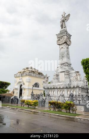 HAVANNA, KUBA - 28. AUGUST 2023: El Cementerio de Cristobal Colon Cemetary in Havanna, Kuba nach Regen, Los Cuerpos de Bomberos Memorial Stockfoto