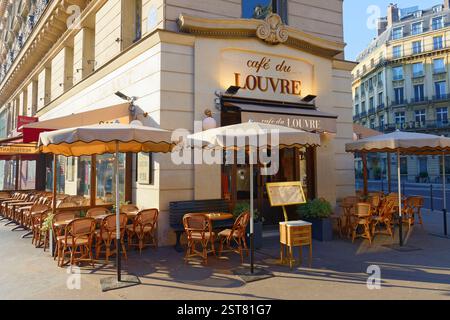 Paris, Frankreich-16. Februar 2025 : das Cafe du Louvre befindet sich an der Opera, Avenue im 1. Bezirk von Paris. Es ist ein charmantes traditionelles Café, das verkörpert Stockfoto