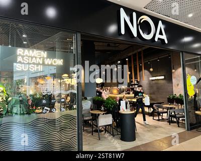 Lemberg, Ukraine - 16. Februar 2025: Modernes Restaurant im asiatischen Stil Noa, das Ramen und Sushi in einladender Atmosphäre serviert Stockfoto