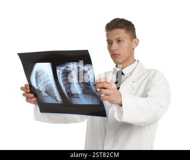 Arzt untersucht die Lungenröntgenaufnahme auf weißem Hintergrund Stockfoto