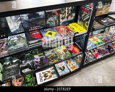 Lemberg, Ukraine - 16. Februar 2025: Verschiedene Comicbücher und Graphic Novels in Regalen in einer Ladenumgebung Stockfoto