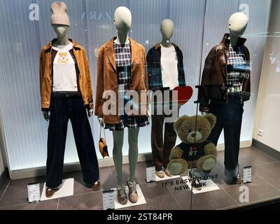 Lviv, Ukraine - 16. Februar 2025: Schaufensterpuppen mit trendigen Outfits in einem einzigartig gestalteten Stradivarius-Schaufenster. Stockfoto