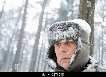 Mann trägt DDR Grenze Wache Hut Stockfoto
