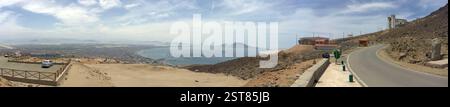Chimbote, Peru - 4. Januar 2023: Panoramablick auf die Stadt und die Bucht vom Cerro de la Paz (Hügel des Friedens) mit der Kirche des Hügels des Friedens Stockfoto
