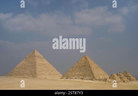 Von links nach rechts: Pyramide von Chephren, Pyramide von Menkaure und Pyramiden der drei Königinnen. Gizeh Nekropolis, Ägypten. Stockfoto