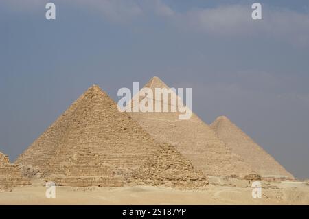 Von links nach rechts: Pyramide von Menkaure, Pyramide von Chephren und große Pyramide von Gizeh. Im Vordergrund die Pyramiden der drei Königinnen. Gizeh Nekropolis, Ägypten. Stockfoto
