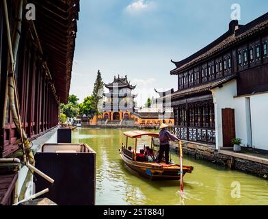 Touristen, die eine Bootsfahrt durch die Kanäle des historischen Dorfes Zhujiajiao genießen, Shanghai, China Stockfoto