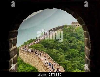 Beeindruckender Blick auf das Mutianyu-Segment der berühmten Chinesischen Mauer in der Nähe von Peking, China Stockfoto