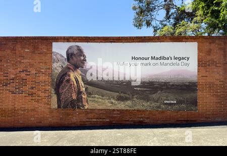 Oktober 2024. Johannesburg, Südafrika. Mandela-Tag. Großes Banner im Freien an einer roten Ziegelwand. Stockfoto