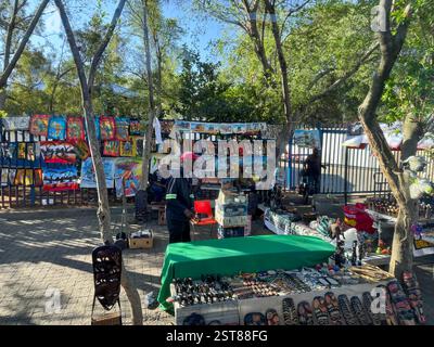 Oktober 2024. Johannesburg, Südafrika. Afrikanischer Markt für Kunst und Souvenirs im Freien. Handgefertigte Waren, Gemälde und Masken Stockfoto