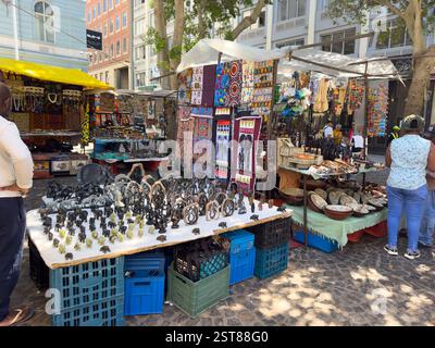 November 2024. Kapstadt, Südafrika. Afrikanische Kunst und Souvenirs auf dem Greenmarket Square Open Air Market. Stockfoto