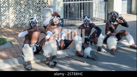 Oktober 2024. Johannesburg, Südafrika. Afrikanische Männer in traditioneller Zulu-Kriegerbekleidung ruhen sich nach einer Street Dance-Performance aus Stockfoto