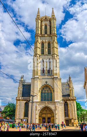Gent, Belgien, 6. Juli 2023: St. Bavo Kathedrale Sint-Baafs römisch-katholische Kirche Sint-Baafskathedraal gotisches Gebäude mit Turm in Gent Stockfoto